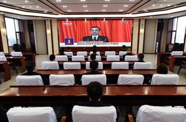 长白山边境管理支队组织民警观看“两会”盛况-中国吉林网