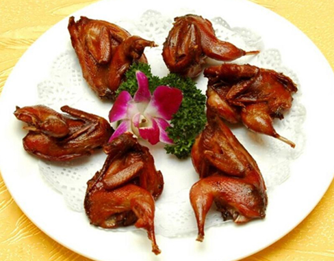 烤鹌鹑长白山飞禽走兽繁多,山鸡,鹌鹑,沙半鸡,铁雀等野味均可上席.